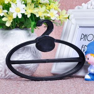 Colgador de bufanda ovalado de plástico negro personalizado transfronterizo con gancho de toalla de ahorro de espacio de barra transversal para almacenamiento de ropa de armario - Product Image 3