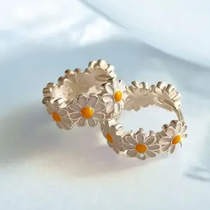 Anting-anting lingkaran krisan putih perak Sterling 925 anting-anting bunga aster Enamel trendi untuk pesta pernikahan wanita
