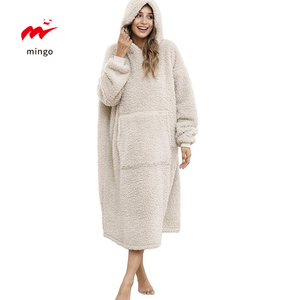 थोक गर्म रंग वाली एंटी गोली 250 जीएसएम 100 डी वार्प बुनाई 100% पॉलिएस्टर नरम शेर्पा ऊन कपड़े के लिए - Product Image 2