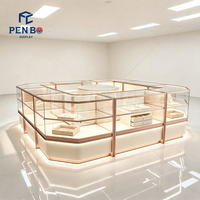 Kiosque de présentation de bijoux personnalisé en or rose avec éclairage LED, vitrine de luxe en verre, comptoir d'îlot pour bijouterie en blanc crème