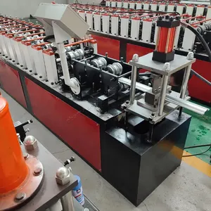 Rouleau de rail de guidage de porte d'obturation en U formant la machine avec caoutchouc scellé Chine