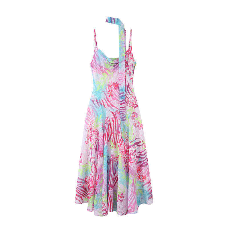 ชุดเดรสสีชมพูโรแมนติก