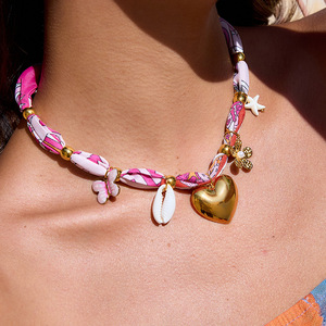 Collar de Perlas de Acero Inoxidable con Dijes de Mariposa, Diseño Inspirado en un Resort - Product Image 3