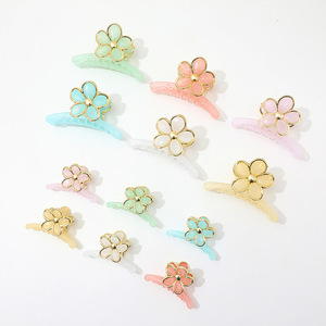 Pinza de Pelo Grande con Diseño de Flor de Huevo y Borde Dorado, Color Plástico Jelly, Estilo Elegante y Versátil - Product Image 5