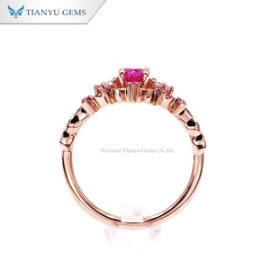 แหวนเพชรพลอยไพลินสีชมพูทองคำขาว 14K แบบสั่งทำพิเศษจาก Tianyu Gems ประดับด้วยโมอิสซาไนต์ สำหรับงานหมั้นและงานแต่งงาน - Product Image 3