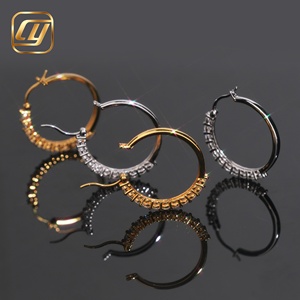 Boucles d'oreilles créoles inversées en argent 925 avec moissanite, entièrement pavées et serties, pour femmes, stock en gros - Product Image 1