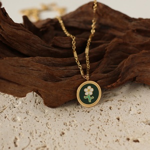 Collier personnalisé pour femme avec pendentif rond en acier inoxydable et fleur en émail vert, chaîne à maillons, idéal pour un anniversaire - Product Image 5