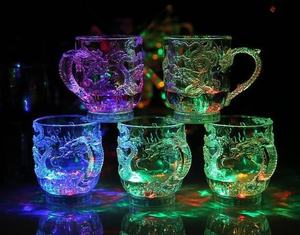 RICHSHINING Diversão Beber Plástico Mágico Água Ativado Beer Cup Led Cristal Facetada Cup Novidade Piscando Festa Abacaxi Cup - Product Image 2