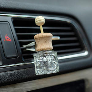 Difusor de Aromaterapia para Auto, Botella de Vidrio con Forma de Cubo de Agua, Clip de Madera para Ventilación de Perfume - Product Image 6