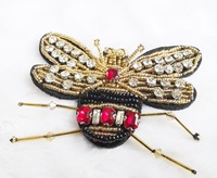 Perles de verre perles abeille design décoration colle sur vêtement et jaune abeille colle sur sandale chaussures supérieure comme décoration vente chaude