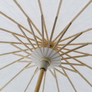 Parasol en papier blanc vierge à personnaliser avec manche en bois, non fini, pour la peinture artistique, les mariages et la décoration de fêtes - Product Image 4