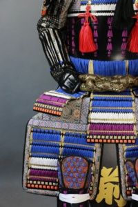 Armure Yoroi japonaise traditionnelle artisanale avec lacets en soie complexes, tenue de guerrier noire avec casque doré - Product Image 2