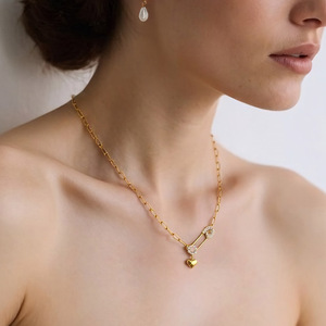 Collar con colgante de corazón de acero inoxidable, cadena de clavícula de color oro de 18 quilates para mujer, diseño geométrico de clip, joyería de regalo - Product Image 1
