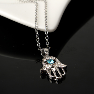 Collana con ciondolo Hamsa a mano con occhi piccoli in cristallo turco - Product Image 6