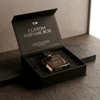Boîte à parfum rigide de luxe noire magnétique de style livre avec insert intégré pour présentation et emballage cadeau de parfum
