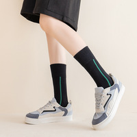 Chaussettes d'automne en coton jacquard pour femmes, nouveau style, motif rayures foncées, antidérapantes, pour usage quotidien, vente en gros