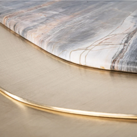 Table basse asymétrique en marbre empilé Dream Home, avec cadre en laiton artisanal, en marbre gris nuage, table basse design pour la maison