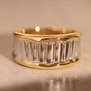 Bague en métal empilable bicolore pour femme, bijou de doigt minimaliste et tendance - Product Image 1
