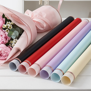 กระดาษห่อดอกไม้แบบกันน้ำสีพื้นสไตล์ขอบทอง ฟิล์ม OPP แบบด้าน สำหรับห่อช่อดอกไม้ อุปกรณ์สำหรับร้านดอกไม้ - Product Image 1