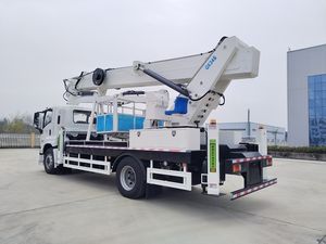 Camion à flèche télescopique 1SUZU Giga 40m pour l'entretien des installations électriques, la cueillette des fruits et légumes, l'installation de vitres et l'élagage des arbres - Product Image 2