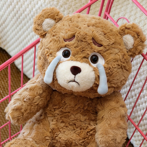 Venta al por mayor de fábrica: Oso de peluche llorón, creativo, sentado, marrón, suave, muñeco de animal de peluche, regalo de compañía para trabajadores. - Product Image 3