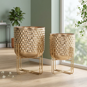 Ensemble de supports modernes en métal pour pots de fleurs avec jardinières dorées martelées - Product Image 6