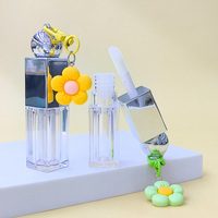 Tube de brillant à lèvres transparent avec un grand applicateur en forme de fleur, 8 ml, en plastique rond, vide, avec porte-clés