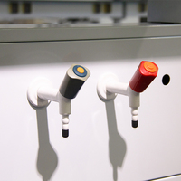 Établis de laboratoire en résine époxy réglables Tables d'instruments de laboratoire informatiques blanches avec alimentation pour hôpital et école