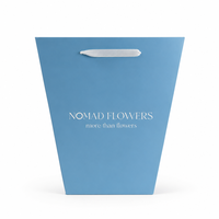 Sac en papier cartonné blanc de luxe personnalisé avec logo en feuille d'or pour l'emballage de bouquets de fleurs en boutique