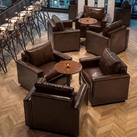 Fauteuil lounge en cuir clouté marron foncé, meuble globe pour whisky et café, pour bar à whisky, bar à café, salon à cigares et espace de réception