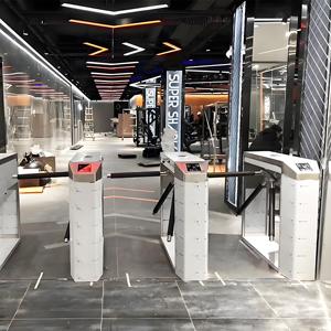 Compteur de débit au détail de sécurité robuste tournant la porte de tourniquet de trépied de contrôle d'accès intelligent avec le doigt de Code Qr