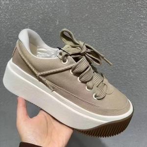 Calzado Deportivo Retro de Gamuza Personalizado de la Serie Uggs - Zapatos Transpirables con Cordones para Hombre y Mujer, con Amortiguación para Correr y Caminar - Product Image 1