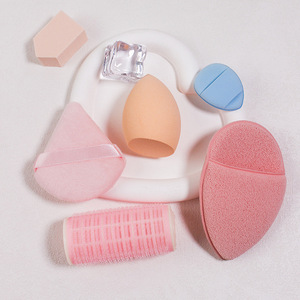 Kit <span class=keywords><strong>de</strong></span> beauté multifonctionnel : Éponge <span class=keywords><strong>de</strong></span> maquillage, rouleau à cheveux, applicateur portable <span class=keywords><strong>de</strong></span> voyage, et outils <span class=keywords><strong>de</strong></span> beauté pour femmes - Product Image 2