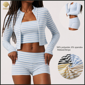 Conjunto de yoga de 3 piezas para mujer al por mayor de fábrica: Chaqueta corta con cremallera, top bandeau y shorts mini con cintura plegable de jersey acanalado a rayas - Product Image 1