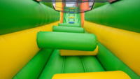 Parcours d'obstacles gonflable géant à thème jungle pour activités interactives d'équipe en extérieur, à vendre