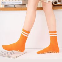 Chaussettes de yoga antidérapantes, chaussettes avec grip en silicone sur toute la surface, chaussettes antidérapantes en coton doux pour l'entraînement à domicile, la danse et la remise en forme