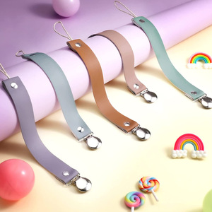 Cordón para chupete de bebé, clip anticaída de cuero PU para chupete, color sólido, cadena para chupete de bebé de diseño simple. - Product Image 1