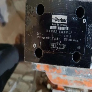 Válvula Solenoide Parker D3W021CNJW 24V 350 Bar Máx. Válvula Direccional Hidráulica con Puerto de 1/4 Pulgada - Product Image 1