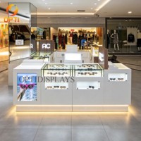 Kiosque optique moderne en bois blanc brillant, vitrine à lunettes éclairée pour centre commercial, stand de lunettes de soleil