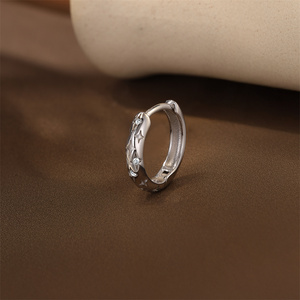 Boucles d'oreilles créoles minimalistes en argent sterling 925 plaqué rhodium avec moissanite pour piercing au cartilage, hélix, manchette d'oreille, anneau de nez pour femme - Product Image 2