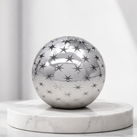 Sculpture de boule en acier inoxydable poli découpée au laser, moderne et personnalisée, pour projets architecturaux d'hôtels, d'art et de lanternes lumineuses