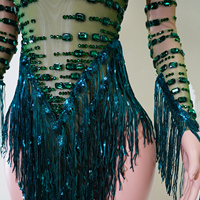 Robe asymétrique mini à col roulé et manches longues, ornée de strass émeraudes, de maille nude, de paillettes et de franges, pour la danse latine, le drag, le gogo et les spectacles sur scène