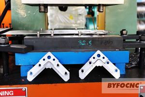 Byfo jb23 cơ khí Punch full-tự động góc dây chuyền sản xuất HVAC Ống <span class=keywords><strong>tdf</strong></span> mặt bích cprner Máy làm - Product Image 3