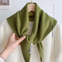 Écharpe triangulaire douce et moelleuse minimaliste pour l'hiver, châle bandana élégant de couleur unie pour femmes