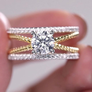Anello Elegante con Zirconi Geometrici Dorati, Gioiello Moderno per Uso Quotidiano Femminile - Product Image 1
