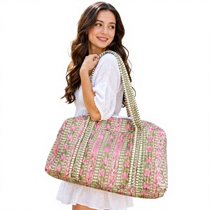 Bolsa de Viaje Grande Acolchada para Mujer, Bolsa de Lona de Algodón con Forro de Poliéster, Diseño Floral Hecho a Mano, Ecológica y Duradera - Product Image 1