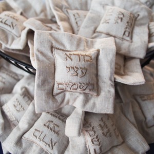 Un sacchetto ebraico per i Besamim (spezie) è un piccolo sacchetto con coulisse, spesso ricamato o con disegni artistici, utilizzato il <span class=keywords><strong>sabato</strong></span>. - Product Image 4