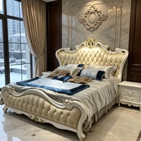 Verziertes Französisches Provinz-Bett aus Massivholz in Kingsize mit Cremefarbenem Knopfheftung-Lederbezug, Schlafzimmermöbel-Set für Luxus-Boutique-Hotels