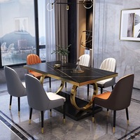 Table à manger de luxe en marbre noir Marquina, plateau en pierre frittée avec base en acier inoxydable plaqué or pour villa.