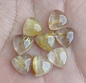 พลอยคาโบชองทรงสูงล้านรูไทล์สีทองโก้เก๋พลอยหลังแบนอัญมณีธรรมชาติเจียระไนแบบรูไทล์สีทองเพื่อการทำเครื่องประดับ - Product Image 3